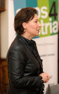 Am 6. Juni 2013 &uuml;berreichte Frauenministerin Gabriele Heinisch-Hosek (im Bild) Urkunden an die Preistr&auml;gerinnen und Preistr&auml;ger des "apps4austria" Wettbewerbs.