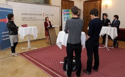 Am 6. Juni 2013 &uuml;berreichte Frauenministerin Gabriele Heinisch-Hosek (im Bild) Urkunden an die Preistr&auml;gerinnen und Preistr&auml;ger des "apps4austria" Wettbewerbs.