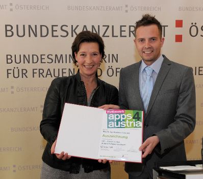 Am 6. Juni 2013 &uuml;berreichte Frauenministerin Gabriele Heinisch-Hosek (im Bild) Urkunden an die Preistr&auml;gerinnen und Preistr&auml;ger des "apps4austria" Wettbewerbs.