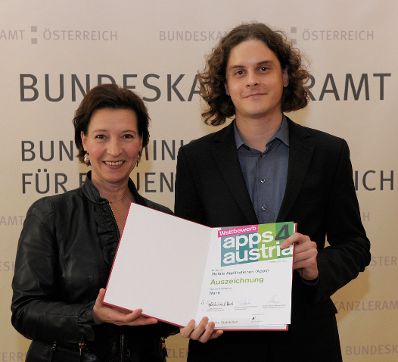 Am 6. Juni 2013 &uuml;berreichte Frauenministerin Gabriele Heinisch-Hosek (im Bild) Urkunden an die Preistr&auml;gerinnen und Preistr&auml;ger des "apps4austria" Wettbewerbs.