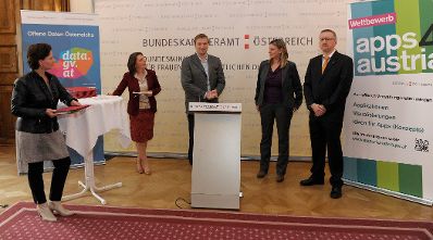 Am 6. Juni 2013 &uuml;berreichte Frauenministerin Gabriele Heinisch-Hosek (im Bild) Urkunden an die Preistr&auml;gerinnen und Preistr&auml;ger des "apps4austria" Wettbewerbs.