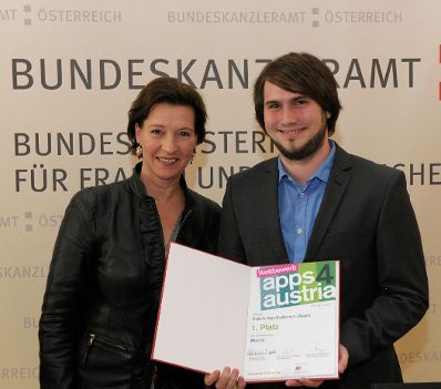 Am 6. Juni 2013 &uuml;berreichte Frauenministerin Gabriele Heinisch-Hosek (im Bild) Urkunden an die Preistr&auml;gerinnen und Preistr&auml;ger des "apps4austria" Wettbewerbs.