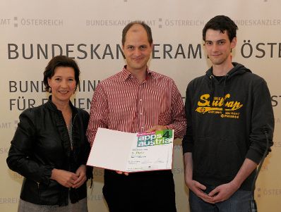 Am 6. Juni 2013 &uuml;berreichte Frauenministerin Gabriele Heinisch-Hosek (im Bild) Urkunden an die Preistr&auml;gerinnen und Preistr&auml;ger des "apps4austria" Wettbewerbs.