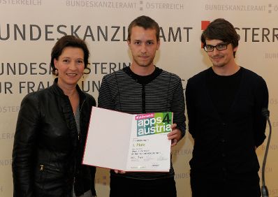Am 6. Juni 2013 &uuml;berreichte Frauenministerin Gabriele Heinisch-Hosek (im Bild) Urkunden an die Preistr&auml;gerinnen und Preistr&auml;ger des "apps4austria" Wettbewerbs.