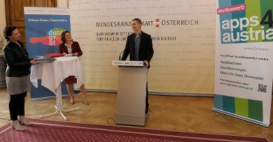 Am 6. Juni 2013 &uuml;berreichte Frauenministerin Gabriele Heinisch-Hosek (im Bild) Urkunden an die Preistr&auml;gerinnen und Preistr&auml;ger des "apps4austria" Wettbewerbs.