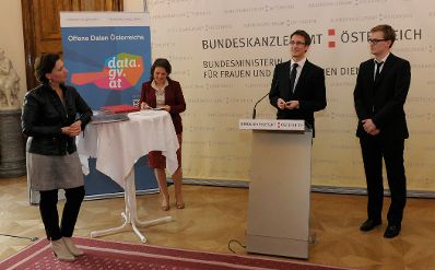 Am 6. Juni 2013 &uuml;berreichte Frauenministerin Gabriele Heinisch-Hosek (im Bild) Urkunden an die Preistr&auml;gerinnen und Preistr&auml;ger des "apps4austria" Wettbewerbs.