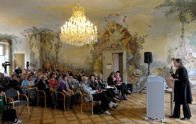 Am 7. Juni 2013 luden Frauenministerin Gabriele Heinisch-Hosek und die Plattform 20000Frauen zur Frauenenquete &bdquo;Maskulinismus. Anti. Feminismus.&ldquo; ins Schloss Laundon.