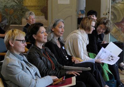 Am 7. Juni 2013 luden Frauenministerin Gabriele Heinisch-Hosek und die Plattform 20000Frauen zur Frauenenquete &bdquo;Maskulinismus. Anti. Feminismus.&ldquo; ins Schloss Laundon. Im Bild (2.v.l.) mit der Frauenstadtr&auml;tin Sandra Frauenberger (l.).