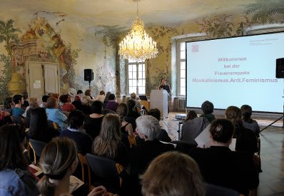 Am 7. Juni 2013 luden Frauenministerin Gabriele Heinisch-Hosek und die Plattform 20000Frauen zur Frauenenquete &bdquo;Maskulinismus. Anti. Feminismus.&ldquo; ins Schloss Laundon. Im Bild bei der Er&ouml;ffnung der Veranstaltung.