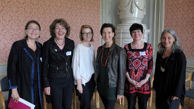 Am 7. Juni 2013 luden Frauenministerin Gabriele Heinisch-Hosek und die Plattform 20000Frauen zur Frauenenquete &bdquo;Maskulinismus. Anti. Feminismus.&ldquo; ins Schloss Laundon. Im Bild (3.v.l.) mit der Moderatorin und den Keynote Rednerinnen der Veranstaltung.