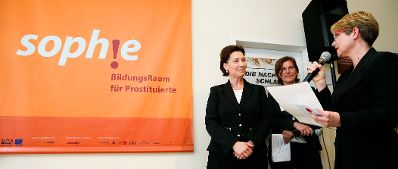 Am 11. Juni 2013 besuchte Frauenministerin Gabriele Heinisch-Hosek die Feier "10 Jahre SOPHIE BildungsRaum - 10 Jahre Beratung f&uuml;r SexarbeiterInnen" in Wien.