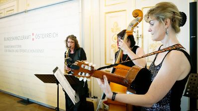 Am 19. Juni 2013 lud Frauenministerin Gabriele Heinisch-Hosek zur Verleihung des Johanna-Dohnal Preises 2013 ins Bundeskanzleramt.