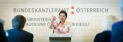 Am 19. Juni 2013 lud Frauenministerin Gabriele Heinisch-Hosek (im Bild) zur Verleihung des Johanna-Dohnal Preises 2013 ins Bundeskanzleramt.