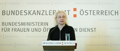 Am 19. Juni 2013 lud Frauenministerin Gabriele Heinisch-Hosek zur Verleihung des Johanna-Dohnal Preises 2013 ins Bundeskanzleramt.