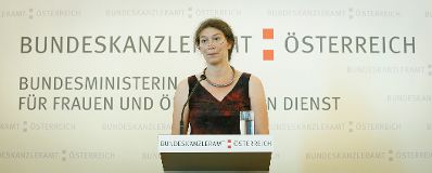 Am 19. Juni 2013 lud Frauenministerin Gabriele Heinisch-Hosek zur Verleihung des Johanna-Dohnal Preises 2013 ins Bundeskanzleramt.