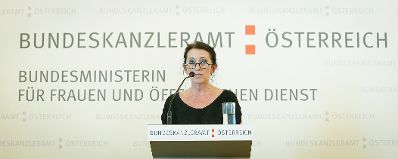 Am 19. Juni 2013 lud Frauenministerin Gabriele Heinisch-Hosek zur Verleihung des Johanna-Dohnal Preises 2013 ins Bundeskanzleramt.