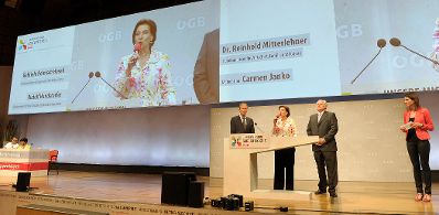 Am 19. Juni 2013 hielt Frauenministerin Gabriele Heinisch-Hosek (m.) gemeinsam mit Wirtschaftsminister Reinhold Mitterlehner (l.) und Sozialminister Rudolf Hundstorfer (r.) die moderierte Begr&uuml;&szlig;ungsrunde beim 18. &Ouml;GB-Bundeskongress.