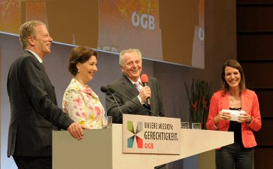 Am 19. Juni 2013 hielt Frauenministerin Gabriele Heinisch-Hosek (m.) gemeinsam mit Wirtschaftsminister Reinhold Mitterlehner (l.) und Sozialminister Rudolf Hundstorfer (r.) die moderierte Begr&uuml;&szlig;ungsrunde beim 18. &Ouml;GB-Bundeskongress.
