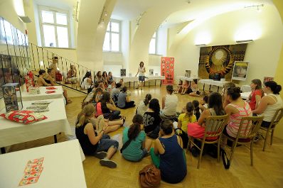 Am 20. Juni 2013 lud Frauenministerin Gabriele Heinisch-Hosek zum M&auml;dchentag &bdquo;Finde deinen Weg&ldquo; mit der Ausstellungser&ouml;ffnung &bdquo;Living in a Box&ldquo; und der Filmpr&auml;sentation &bdquo;Oh Yeah, She Performs!&ldquo; in das Palais Dietrichstein.