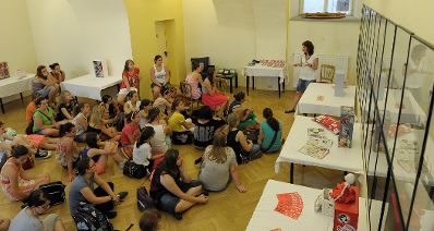 Am 20. Juni 2013 lud Frauenministerin Gabriele Heinisch-Hosek zum M&auml;dchentag &bdquo;Finde deinen Weg&ldquo; mit der Ausstellungser&ouml;ffnung &bdquo;Living in a Box&ldquo; und der Filmpr&auml;sentation &bdquo;Oh Yeah, She Performs!&ldquo; in das Palais Dietrichstein.