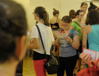 Am 20. Juni 2013 lud Frauenministerin Gabriele Heinisch-Hosek zum M&auml;dchentag &bdquo;Finde deinen Weg&ldquo; mit der Ausstellungser&ouml;ffnung &bdquo;Living in a Box&ldquo; und der Filmpr&auml;sentation &bdquo;Oh Yeah, She Performs!&ldquo; in das Palais Dietrichstein.