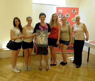 Am 20. Juni 2013 lud Frauenministerin Gabriele Heinisch-Hosek (3.v.l.) zum M&auml;dchentag &bdquo;Finde deinen Weg&ldquo; mit der Ausstellungser&ouml;ffnung &bdquo;Living in a Box&ldquo; und der Filmpr&auml;sentation &bdquo;Oh Yeah, She Performs!&ldquo; in das Palais Dietrichstein.