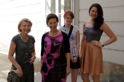 Am 20. Juni 2013 lud Frauenministerin Gabriele Heinisch-Hosek (2.v.l.) zum M&auml;dchentag &bdquo;Finde deinen Weg&ldquo; mit der Ausstellungser&ouml;ffnung &bdquo;Living in a Box&ldquo; und der Filmpr&auml;sentation &bdquo;Oh Yeah, She Performs!&ldquo; in das Palais Dietrichstein.