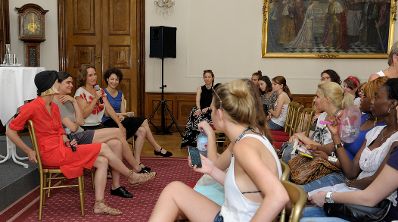 Am 20. Juni 2013 lud Frauenministerin Gabriele Heinisch-Hosek zum M&auml;dchentag &bdquo;Finde deinen Weg&ldquo; mit der Ausstellungser&ouml;ffnung &bdquo;Living in a Box&ldquo; und der Filmpr&auml;sentation &bdquo;Oh Yeah, She Performs!&ldquo; in das Palais Dietrichstein.