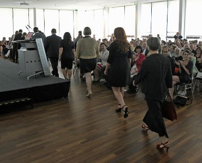 Am 5. Juli 2013 &uuml;bergab Frauenministerin Gabriele Heinisch-Hosek Dekrete an die Teilnehmerinnen und Teilnehmer des Lehrgangs Public Management.