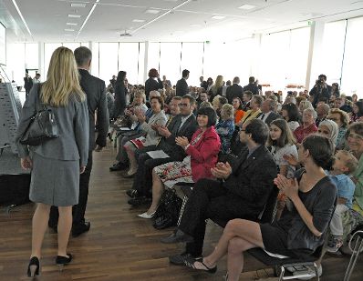Am 5. Juli 2013 &uuml;bergab Frauenministerin Gabriele Heinisch-Hosek Dekrete an die Teilnehmerinnen und Teilnehmer des Lehrgangs Public Management.