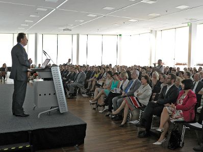 Am 5. Juli 2013 &uuml;bergab Frauenministerin Gabriele Heinisch-Hosek Dekrete an die Teilnehmerinnen und Teilnehmer des Lehrgangs Public Management.