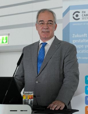 Am 5. Juli 2013 &uuml;bergab Frauenministerin Gabriele Heinisch-Hosek Dekrete an die Teilnehmerinnen und Teilnehmer des Lehrgangs Public Management.