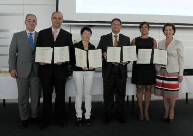 Am 5. Juli 2013 &uuml;bergab Frauenministerin Gabriele Heinisch-Hosek Dekrete an die Teilnehmerinnen und Teilnehmer des Lehrgangs Public Management.