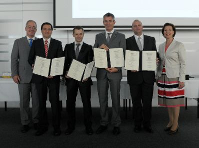 Am 5. Juli 2013 &uuml;bergab Frauenministerin Gabriele Heinisch-Hosek Dekrete an die Teilnehmerinnen und Teilnehmer des Lehrgangs Public Management.