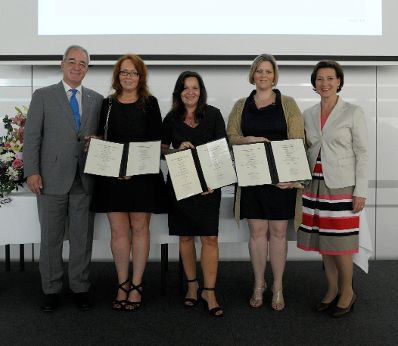 Am 5. Juli 2013 &uuml;bergab Frauenministerin Gabriele Heinisch-Hosek Dekrete an die Teilnehmerinnen und Teilnehmer des Lehrgangs Public Management.