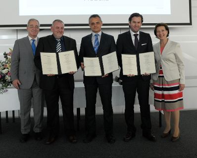Am 5. Juli 2013 &uuml;bergab Frauenministerin Gabriele Heinisch-Hosek Dekrete an die Teilnehmerinnen und Teilnehmer des Lehrgangs Public Management.
