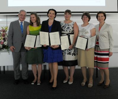 Am 5. Juli 2013 &uuml;bergab Frauenministerin Gabriele Heinisch-Hosek Dekrete an die Teilnehmerinnen und Teilnehmer des Lehrgangs Public Management.