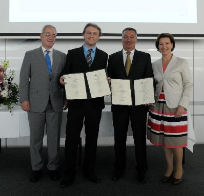 Am 5. Juli 2013 &uuml;bergab Frauenministerin Gabriele Heinisch-Hosek Dekrete an die Teilnehmerinnen und Teilnehmer des Lehrgangs Public Management.
