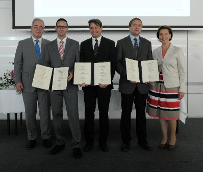 Am 5. Juli 2013 &uuml;bergab Frauenministerin Gabriele Heinisch-Hosek Dekrete an die Teilnehmerinnen und Teilnehmer des Lehrgangs Public Management.