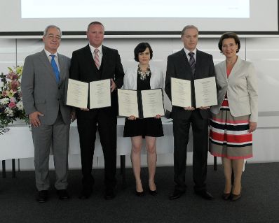 Am 5. Juli 2013 &uuml;bergab Frauenministerin Gabriele Heinisch-Hosek Dekrete an die Teilnehmerinnen und Teilnehmer des Lehrgangs Public Management.