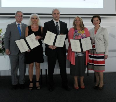 Am 5. Juli 2013 &uuml;bergab Frauenministerin Gabriele Heinisch-Hosek Dekrete an die Teilnehmerinnen und Teilnehmer des Lehrgangs Public Management.