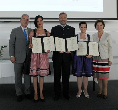 Am 5. Juli 2013 &uuml;bergab Frauenministerin Gabriele Heinisch-Hosek Dekrete an die Teilnehmerinnen und Teilnehmer des Lehrgangs Public Management.