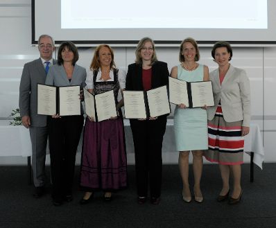 Am 5. Juli 2013 &uuml;bergab Frauenministerin Gabriele Heinisch-Hosek Dekrete an die Teilnehmerinnen und Teilnehmer des Lehrgangs Public Management.
