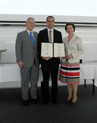 Am 5. Juli 2013 &uuml;bergab Frauenministerin Gabriele Heinisch-Hosek Dekrete an die Teilnehmerinnen und Teilnehmer des Lehrgangs Public Management.