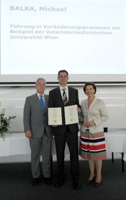 Am 5. Juli 2013 &uuml;bergab Frauenministerin Gabriele Heinisch-Hosek Dekrete an die Teilnehmerinnen und Teilnehmer des Lehrgangs Public Management.