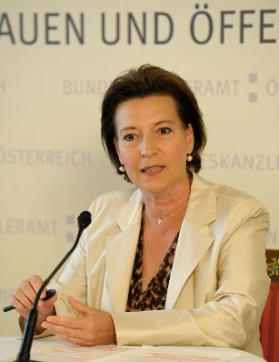 Am 15. Juli 2013 gab Frauenministerin Gabriele Heinisch-Hosek (im Bild) eine Pressekonferenz zu "5 Jahren erfolgreiche Frauenpolitik".