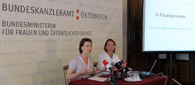Am 19. Juli 2013 pr&auml;sentierte Frauenministerin Gabriele Heinisch-Hosek (l.) gemeinsam mit Christina Matzka (r.) das 6. Frauenbarometer mit den Schwerpunkten &bdquo;Beruflicher Wiedereinstieg, &Uuml;berstunden und betriebliche Gesundheitsvorsorge&ldquo;.