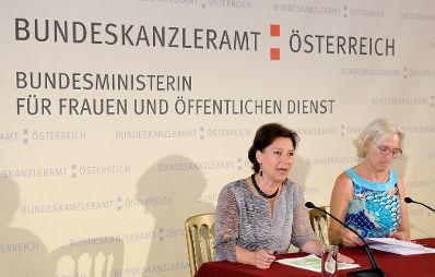 Am 29. Juli 2013 fand ein Pressegespr&auml;ch mit Frauenministerin Gabriele Heinisch-Hosek (l.) und Ingrid Moritz, Leiterin der Abteilung Frauen und Familie in der Arbeiterkammer Wien (r.) zum Thema &bdquo;Frauenpensionsalter und arbeitsmarktpolitische Implikationen&ldquo; statt.