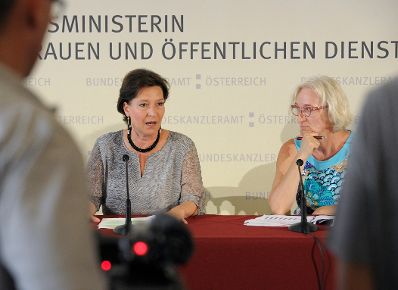 Am 29. Juli 2013 fand ein Pressegespr&auml;ch mit Frauenministerin Gabriele Heinisch-Hosek (l.) und Ingrid Moritz, Leiterin der Abteilung Frauen und Familie in der Arbeiterkammer Wien (r.) zum Thema &bdquo;Frauenpensionsalter und arbeitsmarktpolitische Implikationen&ldquo; statt.