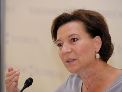 Am 20. August 2013 pr&auml;sentierte Frauenministerin Gabriele Heinisch-Hosek (im Bild) die Sonderauswertung &quot;Vereinbarkeit aus dem 6. Frauenbarometer &ndash; Beruf und Familie&ldquo;.